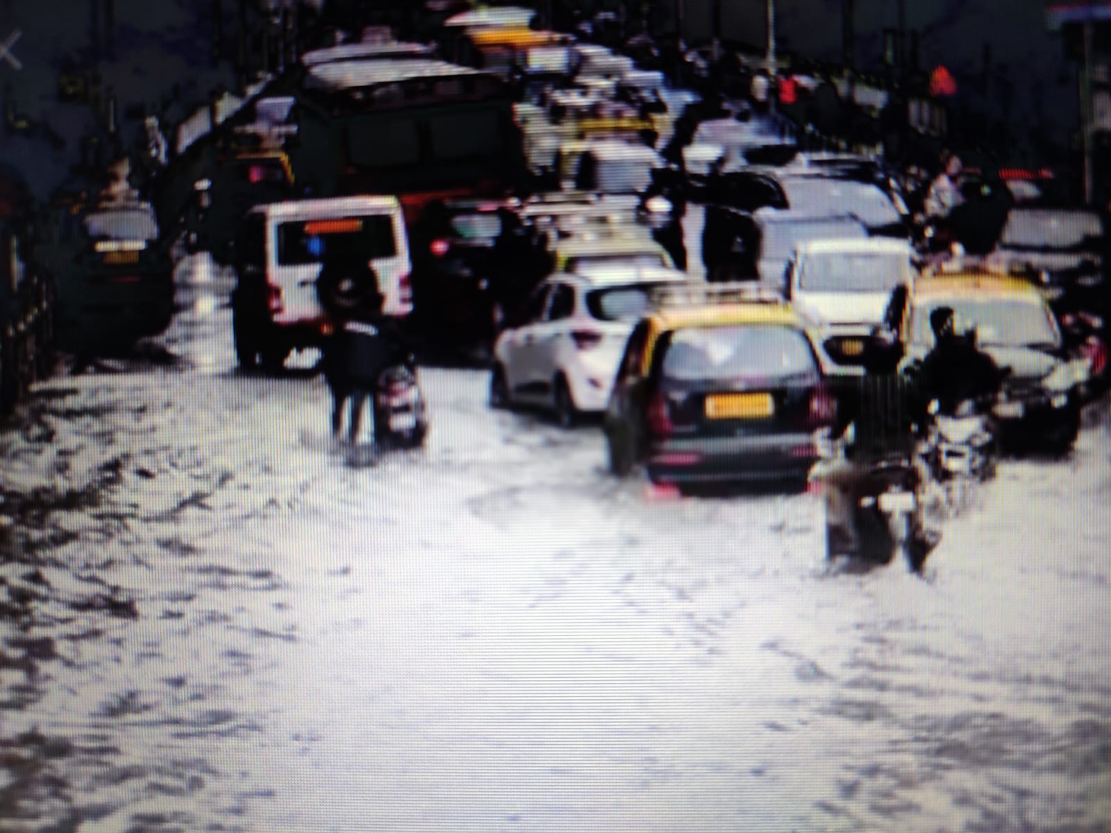 भारी बारिश के कारण मुम्बई एवं आसपास के क्षेत्रों में जनजीवन प्रभावित
